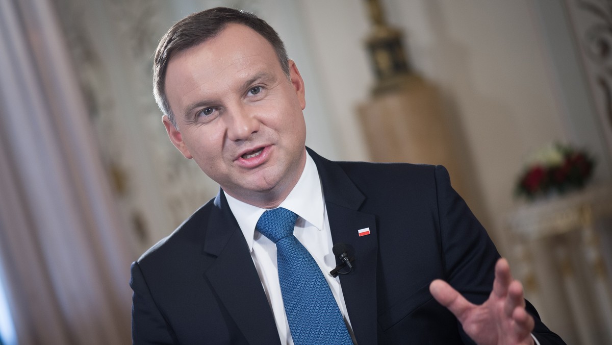 Wielonarodowe bataliony na wschodniej flance to jasny sygnał, że NATO jest solidarne - mówi w wywiadzie dla PAP prezydent Andrzej Duda. Nie można dopuścić, by Rosja rozmawiała z nami z pozycji siły - zaznacza. Prezydent ocenia także, że Sojusz powinien zostawić otwarte drzwi dla Ukrainy, Gruzji, Mołdawii.