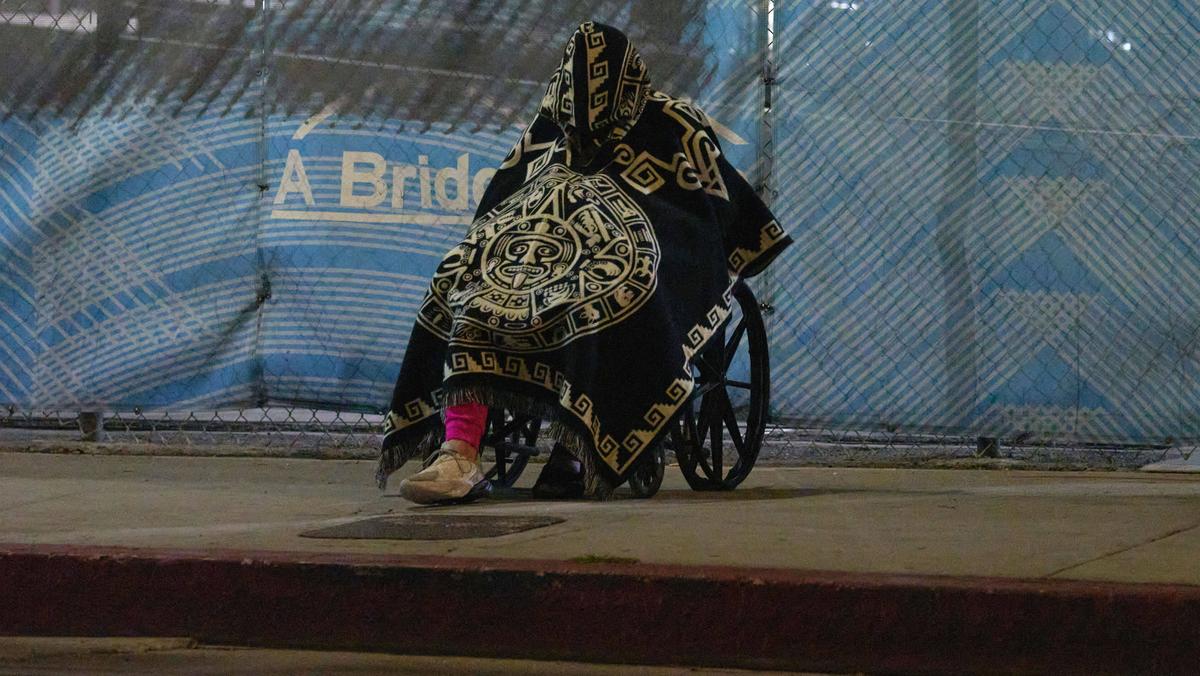Styczeń 2024 r. Bezdomny śpi na ulicy w Los Angeles – w mieście mieszka 60 tys. osób dotkniętych kryzysem bezdomności. Naukowcy uważają, że wybuch epidemii trądu to kwestia czasu