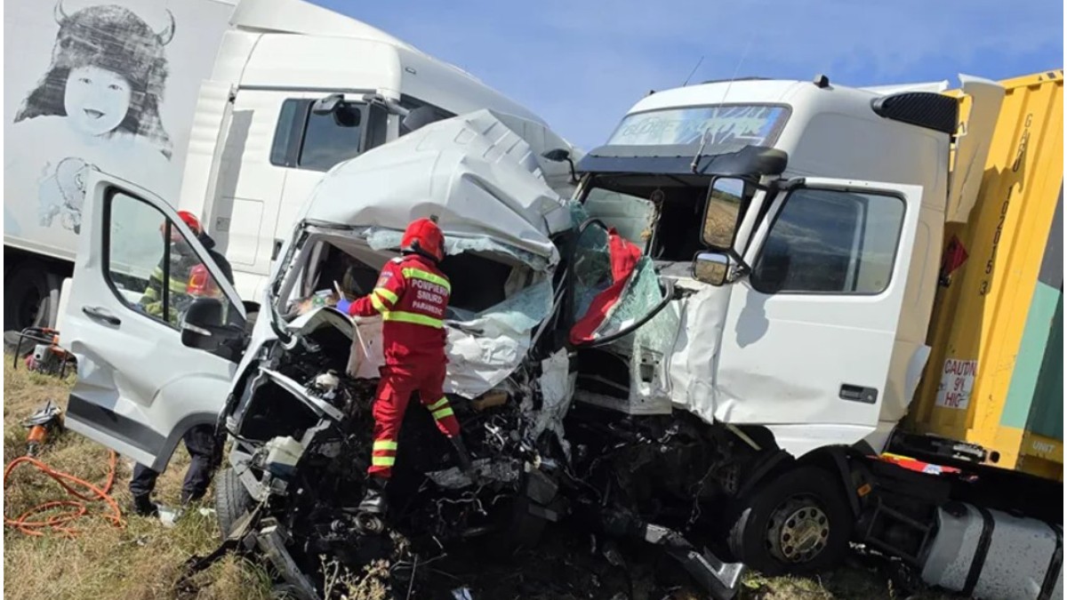 Două femei au murit pe loc într-un microbuz zdrobit între două TIR-uri pe DN 6, în Caraș-Severin