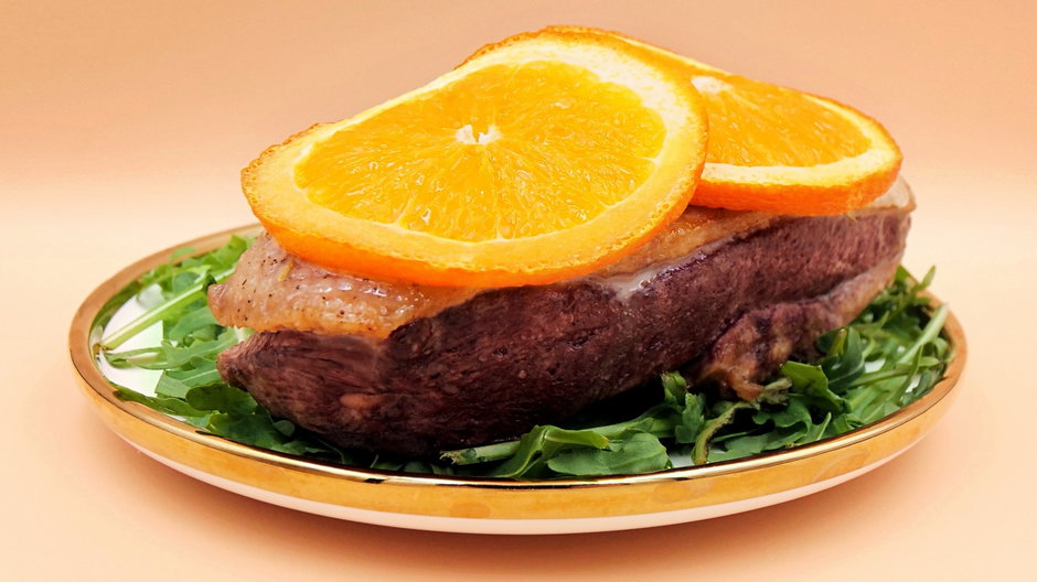Kaczka z pomarańczą to wyrafinowane danie łączące soczyste mięso z orzeźwiającym akcentem cytrusów, idealne na elegancki obiad.