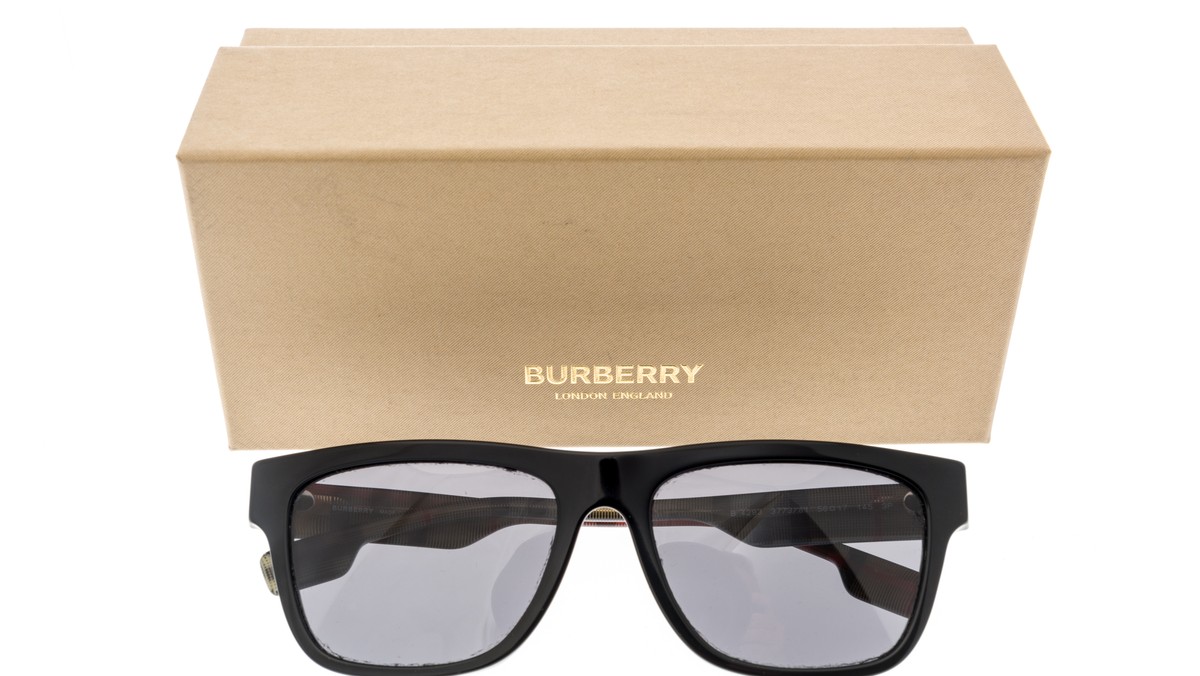 Markowe okulary teraz kupisz taniej. Model od Burberry zachwyca