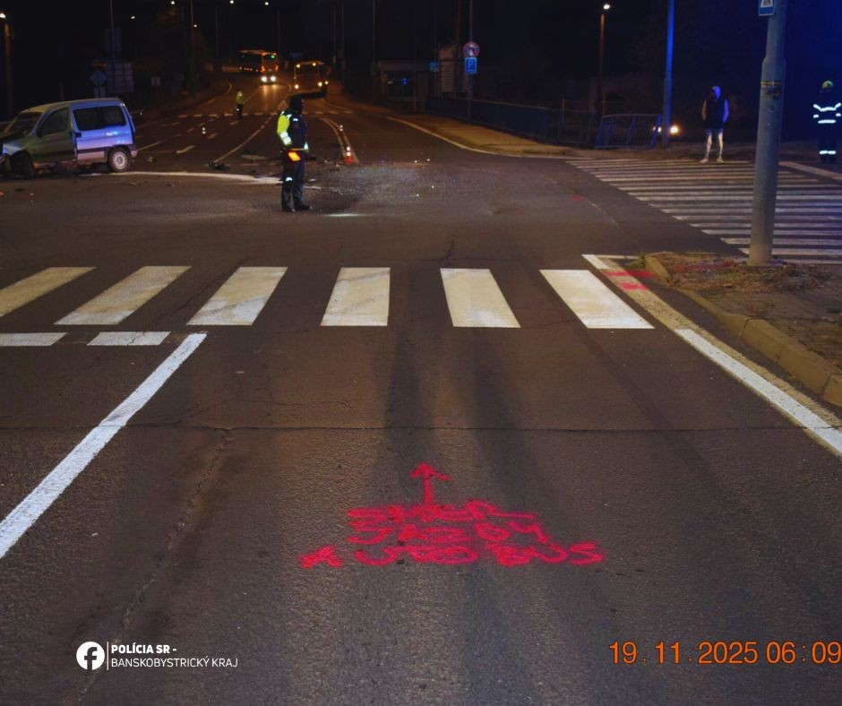 Pri nehode vo Veľkom Krtíši sa zranili dvaja ľudia.