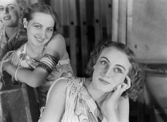 Portret dwóch artystek baletu w kostiumach, na pierwszym planie Loda Halama. Opera Narodowa, Warszawa 1934 (Sygn.190-1222, licencja CC-BY-SA)