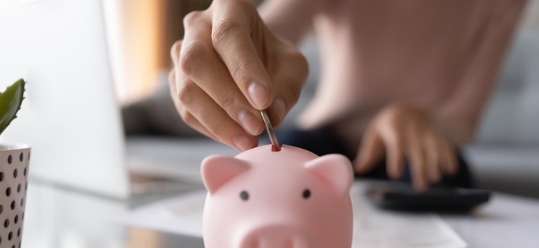 Narzekają, ale radzą sobie lepiej niż mężczyźni. Finansowy portret Polek A.D. 2023