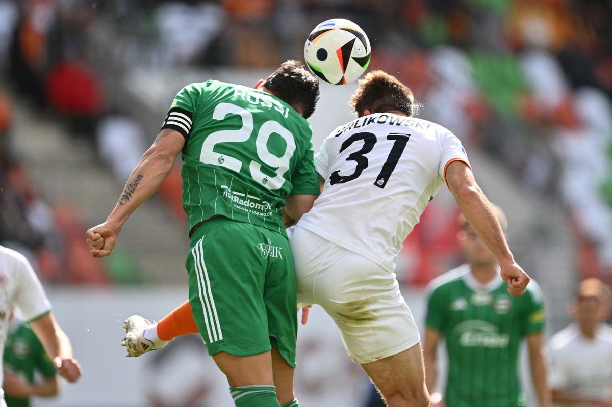 Zawodnik Zagłębia Lubin Igor Orlikowski (P) i Raphael Rossi (L) z Radomiaka Radom podczas meczu 10. kolejki piłkarskiej Ekstraklasy