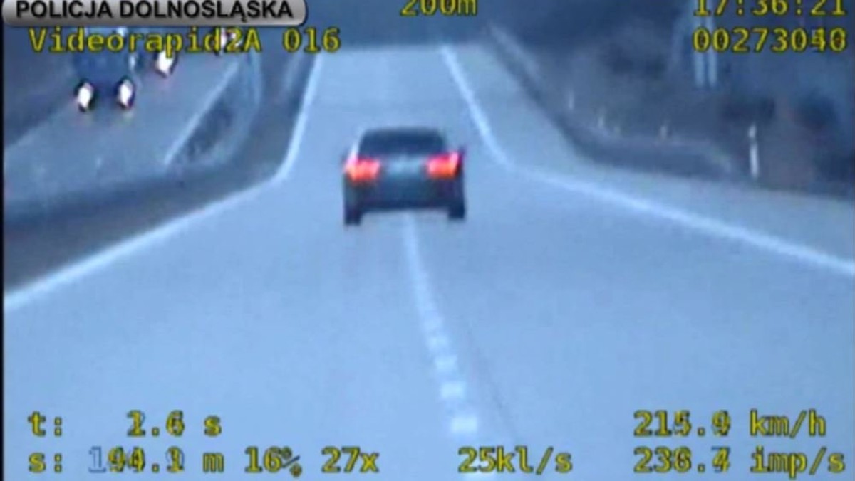 Policjanci z bolesławieckiej drogówki zatrzymali 33-letniego kierowcę BMW, który autostradą A18 w kierunku Olszyny gnał 215 km/h. W dodatku nie mógł zdecydować się, którym pasem jechać, więc zajął oba. Teraz ze swoich szaleńczych popisów rajdowiec będzie się tłumaczył przed sądem.