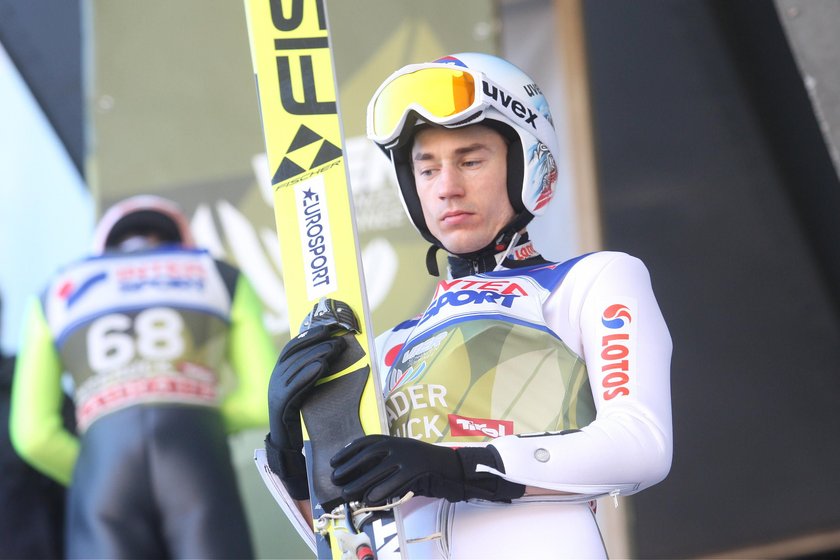 PŚ w Wiśle: Kamil Stoch ma kontuzję. Kolano wciąż go boli