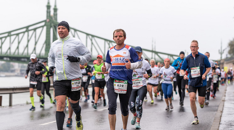 Európa egyik legszebb és leglátványosabb maratoni útvonala a Duna két partján vezet, át a Margitszigeten, így a futók fővárosunk világörökségi panorámájában is gyönyörködhetnek a táv teljesítése közben