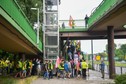 Funkcjonariusze policji oraz uczestnicy protestu przed siedzibą Ministerstwa Klimatu i Środowiska w Warszawie