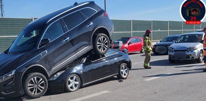 Karambol na S2. Auto na aucie i 8-kilometrowy korek [ZDJĘCIA]