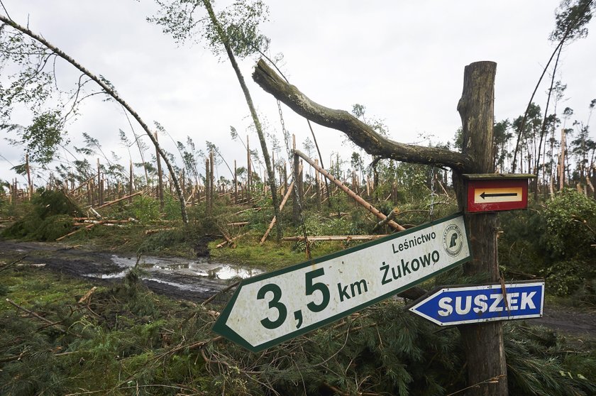 Katastrofalne skutki nawałnic: pozrywane dachy, latające płyty, tysiące domostw bez prądu