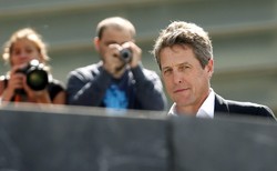 Kryzys śmieciowy w Rzymie i wpadka gwiazdora. Hugh Grant wyrwał telefon z rąk szefowej zakładu komunalnego