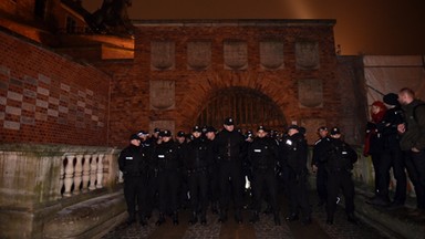 Sprawa blokady wjazdu polityków PiS na Wawel. Policjanci zeznają w sądzie