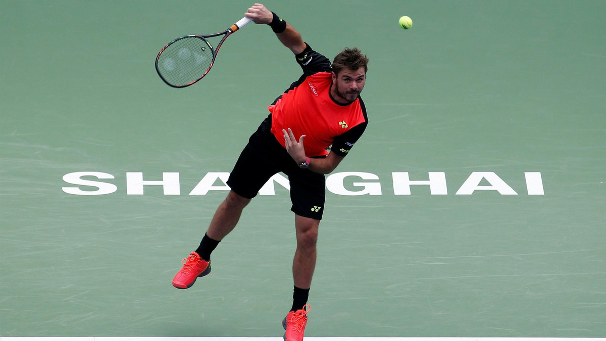 Francuz Gilles Simon pokonał trzecią rakietę światowego rankingu Stana Wawrinkę 6:4, 6:4 w trzeciej rundzie turnieju ATP Masters 1000 w Szanghaju. Tymczasem dwaj najwyżej rozstawieni - Novak Djoković i Andy Murray - zapewnili sobie miejsca w ćwierćfinale.