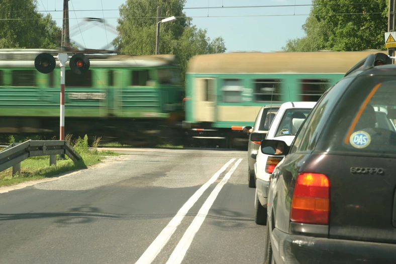 Przejazd kolejowy. Pociąg waży setki ton. Samochód nie ma z nim szans. Ale Ty masz szansę prowadzić ostrożnie i uniknąć ryzyka.