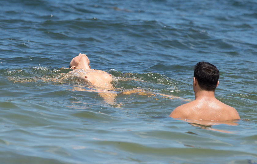 Joanna Krupa topless z mężem