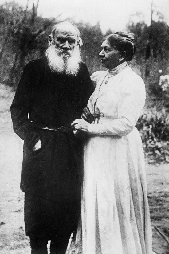 Lew Tołstoj z żoną Zofią w ogrodzie w Jasnej Polanie [jedno z ostatnich zdjęć z 1910 r.]