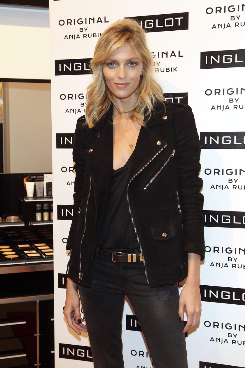 Anja Rubik w czerni