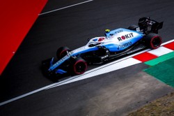 Kubica przedostatni na obu treningach przed GP Japonii. Kwalifikacje przeniesione na niedzielę