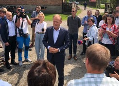 Tusk zwrócił się do Kaczyńskiego. 'Niech pan przyjedzie. Wszyscy chętnie przyjdą, nie będą krzyczeć'