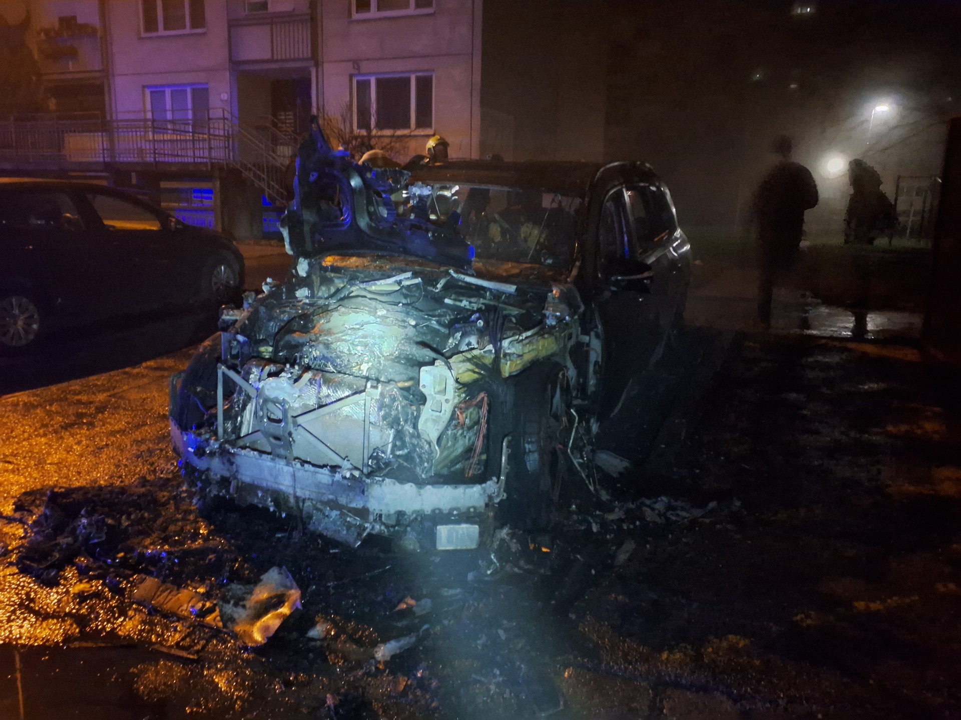 Hasiči zasahovali pri požiari auta v Dunajskej Strede.