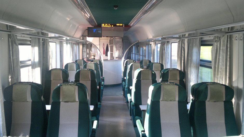Wnętrze wagonu z miejscami do siedzenia 2 klasy w rumuńskim pociągu