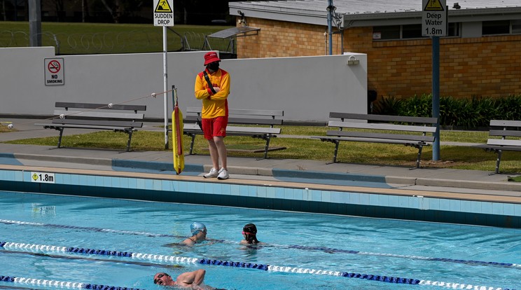 A szivárgás a kelet-londoni Stratford városrész Queen Elizabeth Olympic Park nevű egykori olimpiai központjának vízisportversenyek rendezésére épített komplexumában, a London Aquatics Centre-ben történt.. / Fotó: MTI/EPA/AAP/Bianca De Marchi