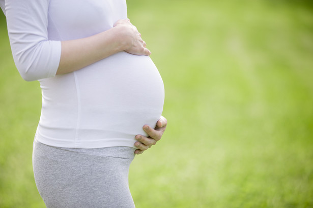 Pracodawca zasadniczo nie może wypowiedzieć ani rozwiązać umowy o pracę kobiecie w ciąży aż do zakończenia urlopu macierzyńskiego pracownicy.