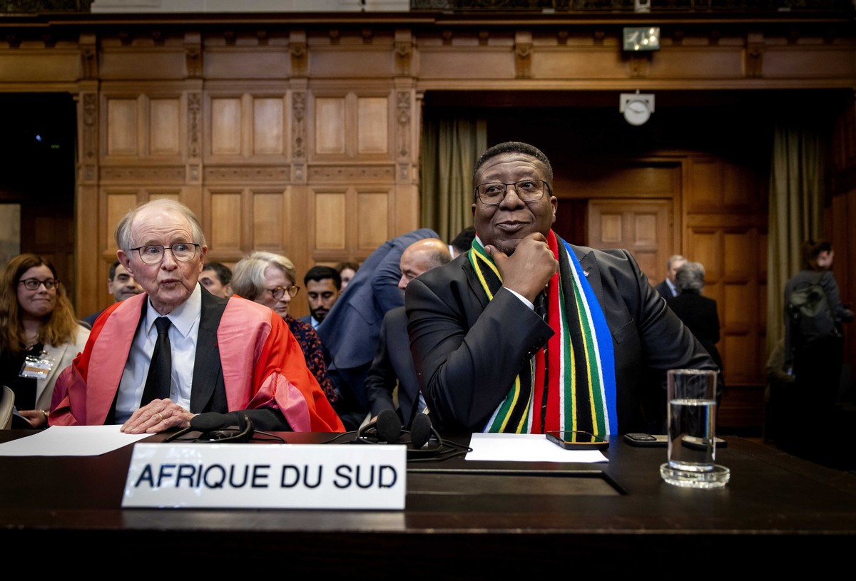 epa11366405 Ambassador Vusimuzi Madonsela (R) of South Africa looks on during a ruling by the International Court of Justice (ICJ) on the situation in Rafah, southern Gaza Strip, in the Hague, Netherlands, 24 May 2024. The ICJ on 24 May ordered Israel to halt its military operation in Rafah, to open the Rafah border crossing with Egypt to allow for the entry of humanitarian aid, to allow access to Gaza for investigators, and to report to the court within one month on its progress. EPA/Koen van Weel Dostawca: PAP/EPA.