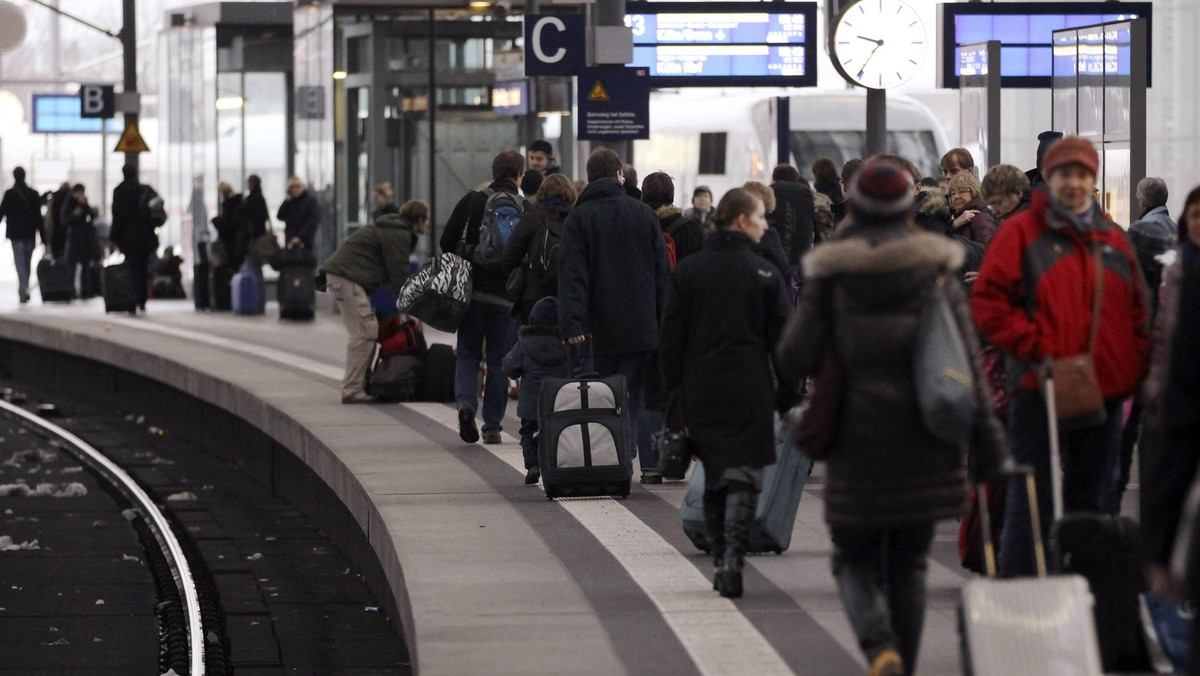 - Wieloletnia polityka oszczędnościowa niemieckich kolei Deutsche Bahn (DB) to jedna z przyczyn grudniowego chaosu w komunikacji kolejowej w Niemczech - przyznał minister transportu Peter Ramsauer w opublikowanym dziś wywiadzie.