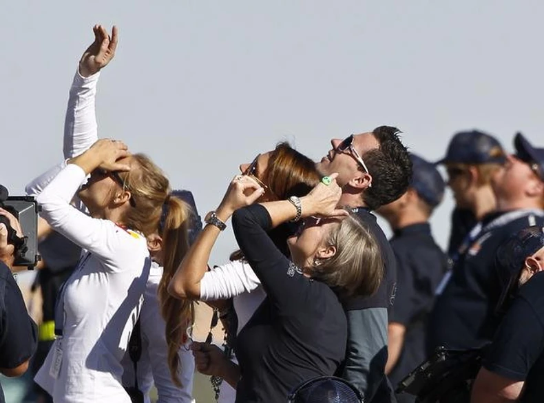 Feliksova majka Eva i članovi porodice posmatraju poletanje