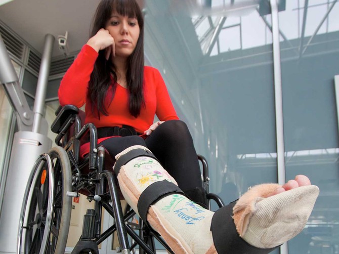 5616_stock-photo-young-woman-with-leg-in-plaster-38887804-foto-Shutterstock-gips