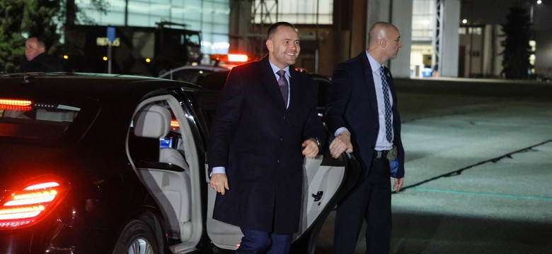 Awantura o brudne auto prezydenta na Łotwie. Radosław Sikorski zabrał głos [FOTO]