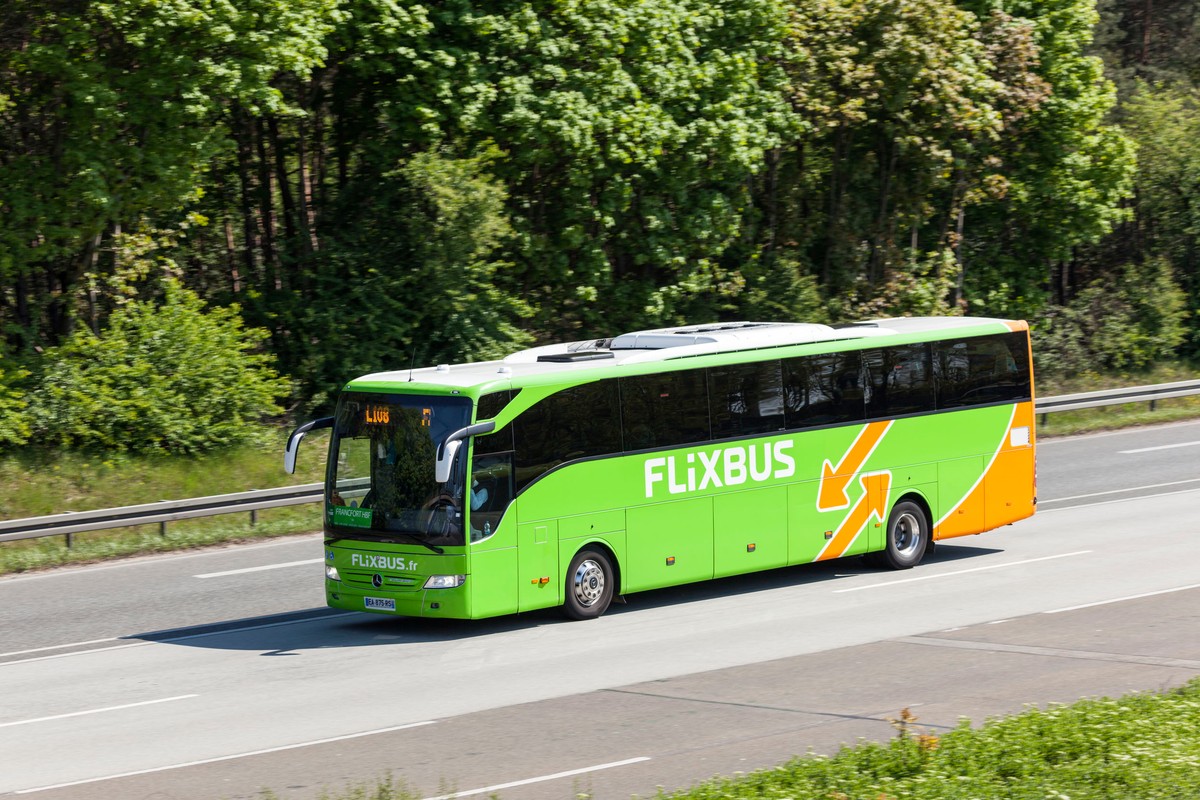 Rejsowy autokar przewrócił się na autostradzie. Wielu rannych. Czy byli tam Polacy?