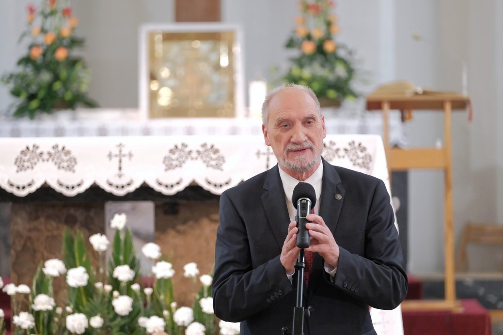 Poseł PiS Antoni Macierewicz podczas uroczystości odsłonięcia tablicy pamięci Jana Olszewskiego w Sanktuarium Matki Bożej Różańcowej w Warszawie.