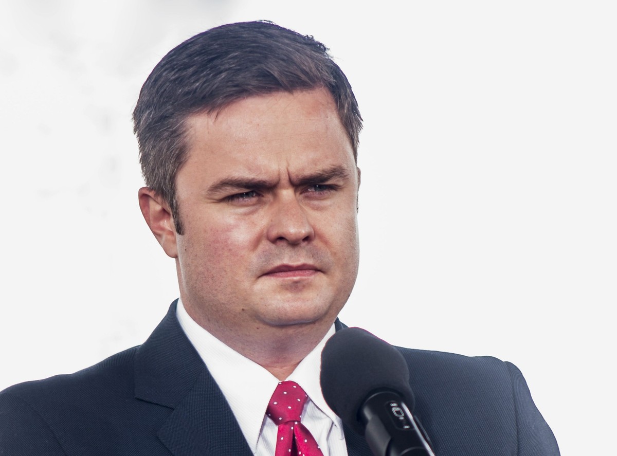 Rzecznik PiS Adam Hofman popisał się za kierownicą! Razem z nim jechały dzieci