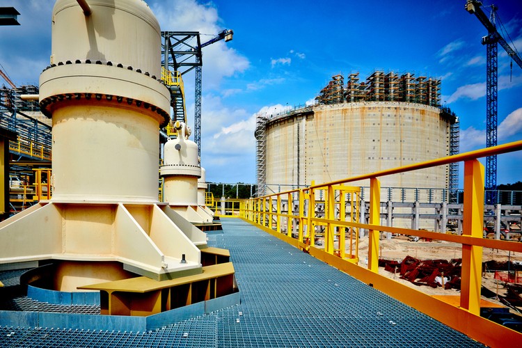 Kamil Kliszcz przypomina, że cena LNG z Kataru była negocjowana w zupełnie innych warunkach. Obecnie jest zbliżona do wysokich cen, jakie obowiązują na rynku azjatyckim, a nie europejskim. Takie kraje jak Japonia czy Korea Południowa płacą za 1 tys. m sześć. płynnego gazu ok. 550 dol., podczas gdy państwa Unii Europejskiej średnio prawie 150 dol. mniej.<br>
<br>
Budowa terminalu LNG - lipiec 2013. Zdj. Polskie LNG