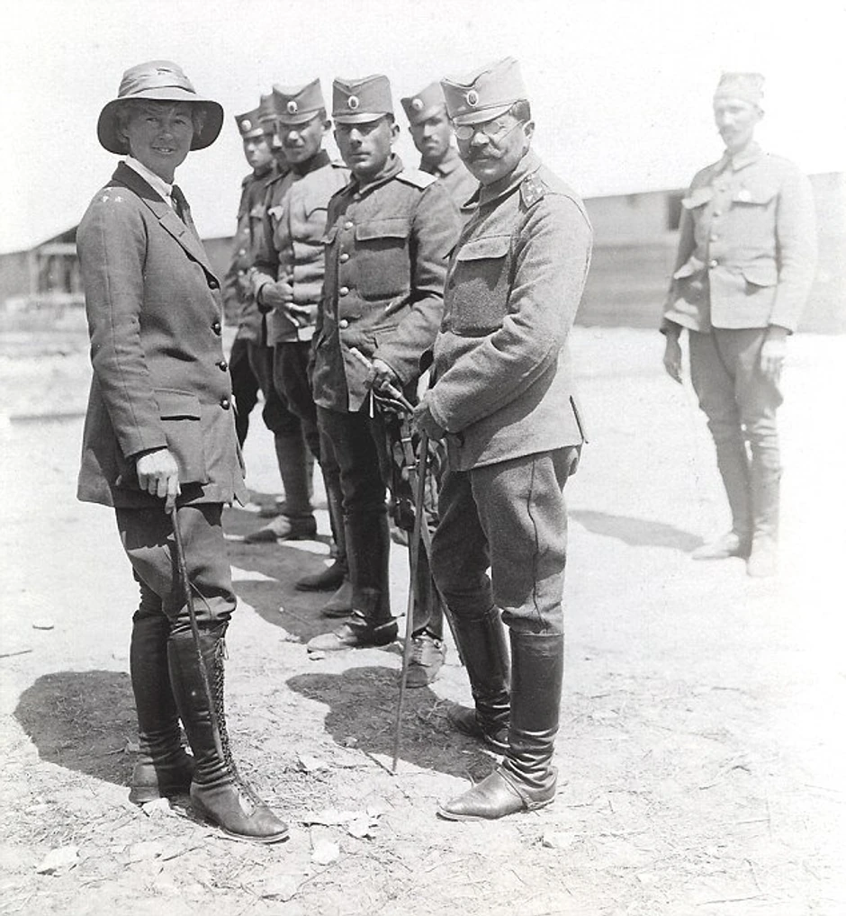 Sendsova kao oficir, na smotri srpskih vojnika