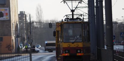 22-latek płakał w łódzkim tramwaju. Miał chore dziecko na rękach