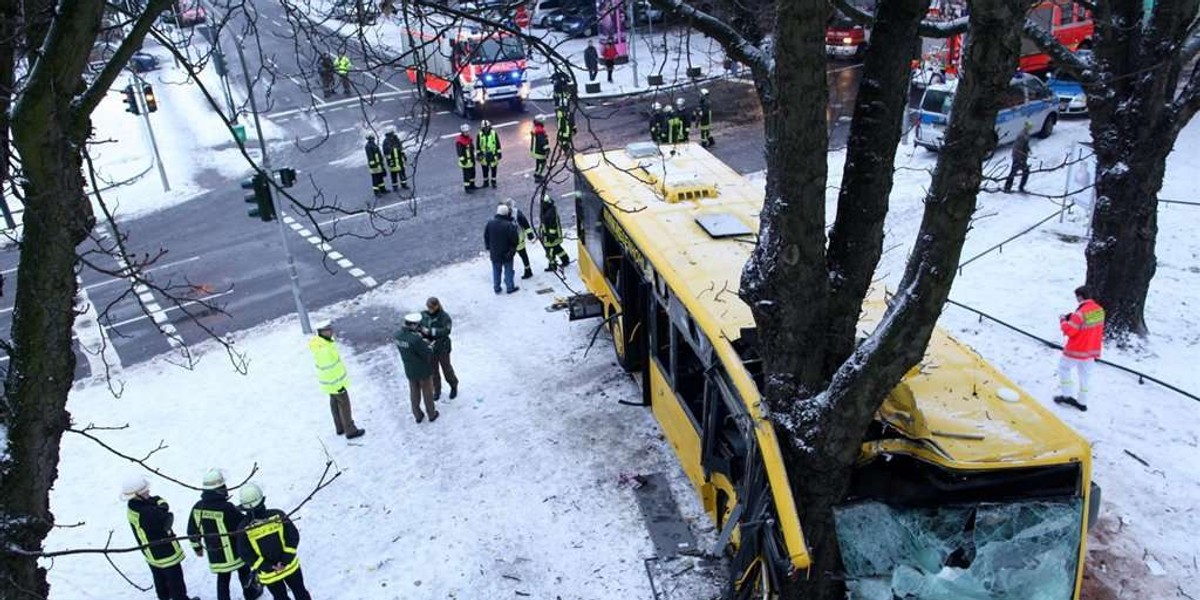 Horror! Autobus z dziećmi wjechał w drzewo