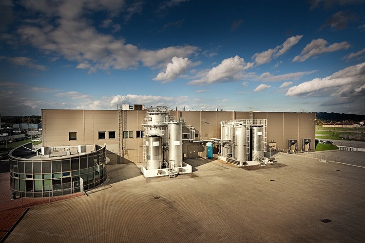 6. Dariusz Orłowski, prezes Wawelu - 12 lat i 6 miesięcy. Dariusz Orłowski może śmiało powiedzieć o sobie, że zjadł zęby na cukierkach. Początkowo co prawda - jeszcze podczas studiów na Akademii Ekonomicznej w Krakowie - zawodowo zajmował się m.in. trudnymi kredytami i leasingiem. Jednak pod koniec lat 90. trafił do przemysłu cukierniczego i tak już zostało na kolejne kilkanaście lat. Orłowski był najpierw dyrektorem finansowym w podkrakowskiej firmie Gellwe, a następnie, w lipcu 1999 roku, trafił do zakładów Wawel. Początkowo był tu dyrektorem finansowym, ale błyskawicznie poznano się na nim i już po dwóch tygodniach zasiadał w zarządzie spółki. Minęło kolejne 1,5 roku i stanął na czele tego zarządu. I tak jest już ponad 12 lat.  Zdjęcie: zakład produkcyjny spółki Wawel w Dobczycach.