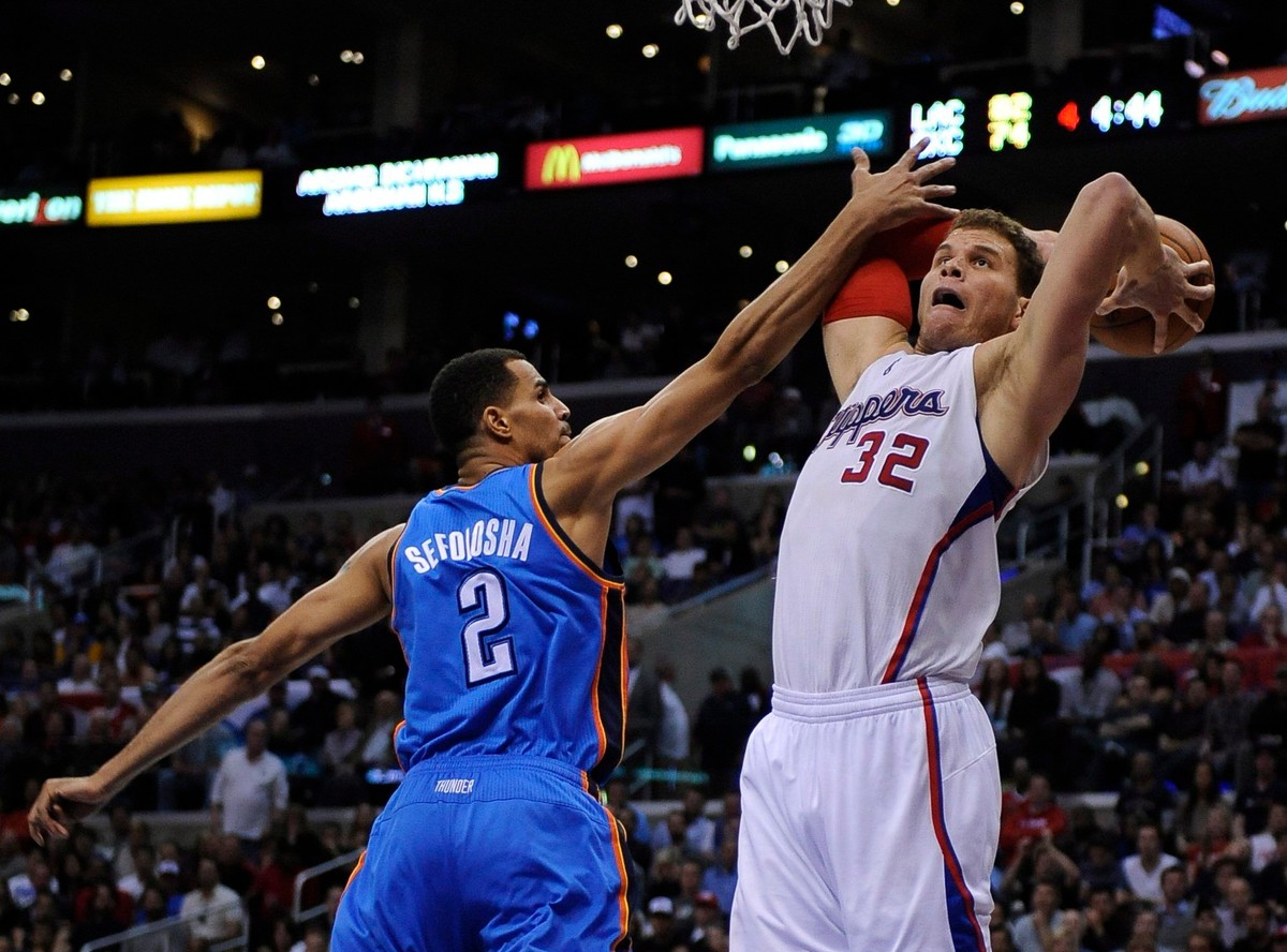Gracz Clippers atakuje kosz rywali