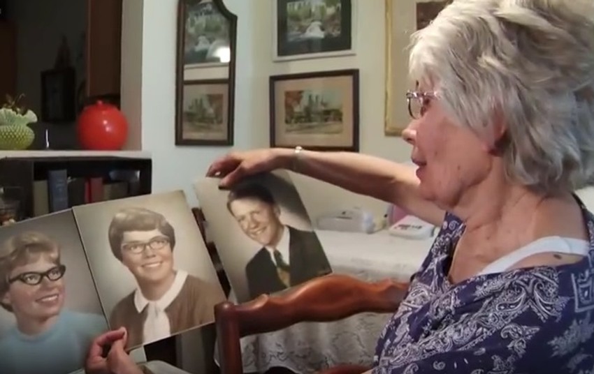 Denis Džuneski gleda porodične fotografije