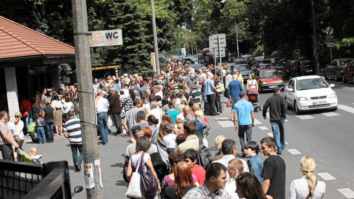 "Rośliny, które zareagują na twój dotyk" – tak zachęcają do obejrzenia niecodziennej ekspozycji w warszawskim zoo jej inicjatorzy. Wystawa jest rzeczywiście nietypowa, bo pojawią się na niej rośliny... owadożerne. Na dodatek będzie można je sobie kupić.