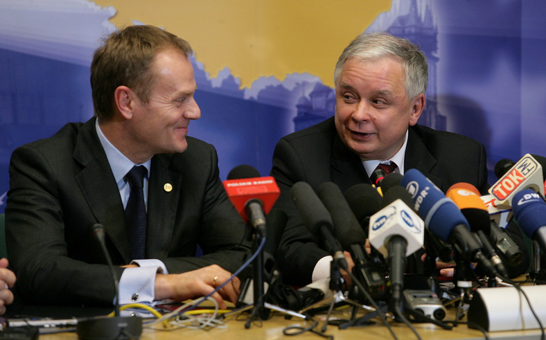 Donald Tusk i Lech Kaczyński. Szczyt unijny w Brukseli. 2008 r.