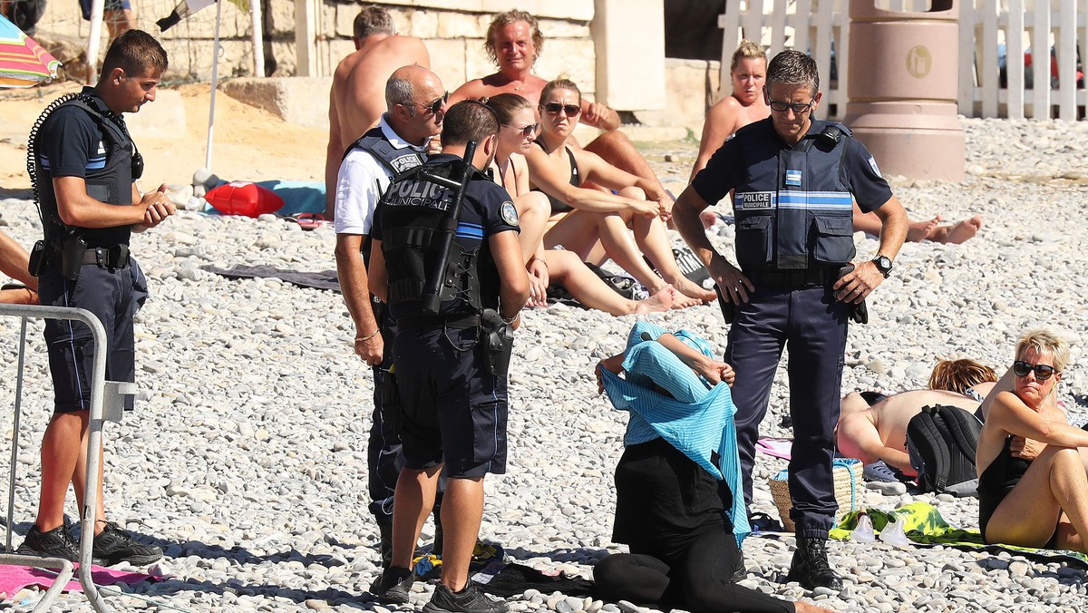 Exclusif - No Web No Blog - Premier contrle et proces verbal pour le port de burkini sur une plage d