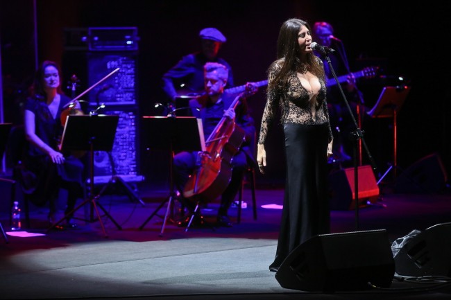 Ive Mendes podczas koncertu w Warszawie; Teatr Wielki - 20 listopada 2016