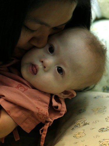 Dziecko urodzone przez surogatkę w Tajlandii