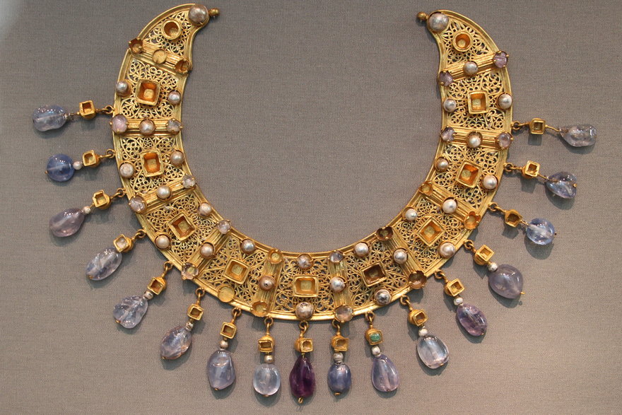 Bizantyjska kolia z VI-VII w. wykonana z złota, szmaragdów, szafirów i ametystów 