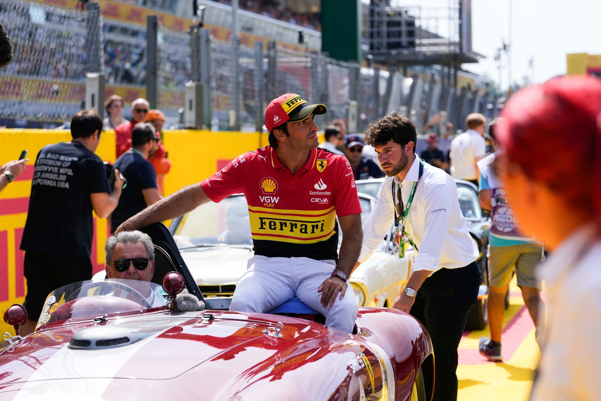 Španielsky jazdec Carlos Sainz (Ferrari) na Veľkej cene Talianska.